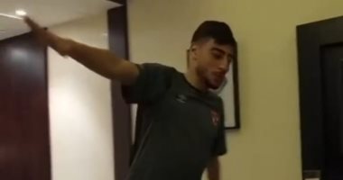أكرم توفيق يستعرض مهاراته خارج الملعب أمام حمدى فتحى.. فيديو