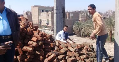 إزالة أحد المبانى العشوائية بدون ترخيص بمركز قنا