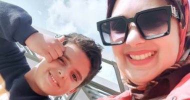 سوبر أم.. دينا مصابة بملخ الولادة وعلمت طفلها احترام الاختلاف: بحقق حلمى فيه