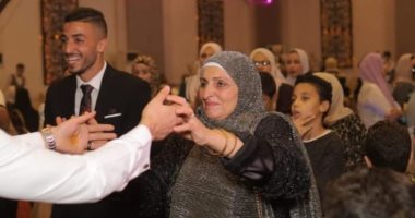 محمد عبد المنعم يحتفل بميلاد والدته: ماشى بدعواتك يا حب عمرى