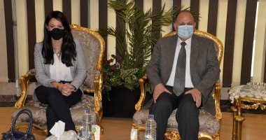 وزيرة التعاون الدولى ومحافظ أسيوط يتفقدان مدرسة المتفوقين بالعلوم.. فيديو
