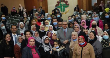 وزير القوى العاملة يكرم 86 أما و12 موظفة مثالية بمناسبة عيد الأم.. صور