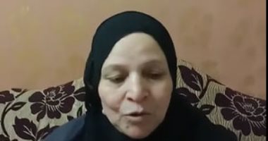 باعت فول وفتحت بقالة.. الأم المثالية ببنى سويف أرملة علمت 3 بنات (فيديو)