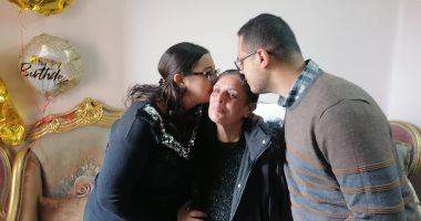 محطات فى حياة الأم المثالية بمحافظة بورسعيد.. أرملة منذ 13 عاما وكلمة طبيب غيرت حياتها وبدأت الكفاح.. ميرفت ميخائيل: لم أتوقع الحصول على اللقب.. الأم المثالية: ابنى أصبح صيدليا.. وابنتى طبيبة بشرية.. صور