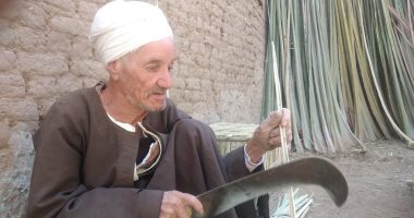عشق الصنعة فى الصغر فأصبحت رفيقته فى الكبر.. حكاية أقدم صانع أسرة وكراسى من جريد النخيل بقنا.. عبد الفتاح مريد مدير عام وصانع أقفاص.. يؤكد: لم نترك مهنة الأجداد.. ونصنع الأباجورة والزينة وفوانيس رمضان .. صور