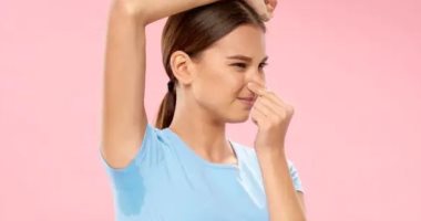 مزيلات طبيعية فعالة للتخلص من رائحة العرق.. منها الليمون