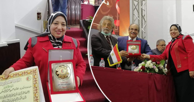 "ماما غادة" فقدت زوجها وابنها ففتحت قلبها للجميع.. الدكتورة غادة المسلمى أم مثالية يعرفها الجميع بـ"أم الطلبة" بجامعة الزقازيق.. تؤكد: راضية بقضاء الله وقدره.. وكلمة ماما من الطلبة أسعد الألقاب وهم أمانة.. صور