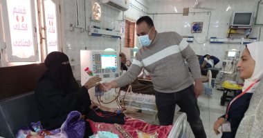 احتفالا بعيد الأم.. مستشفيات قنا توزع الهدايا والورود على الأمهات المرضى