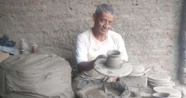بيضرب الطين يطلع فن وأكل عيش..عم كمال الفنان 30 سنة على دولاب الفخار (فيديو)