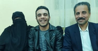محمد صلاح شاب أزهرى يجود القرآن وينشد ابتهالات دينية بحنجرة ذهبية.. لايف