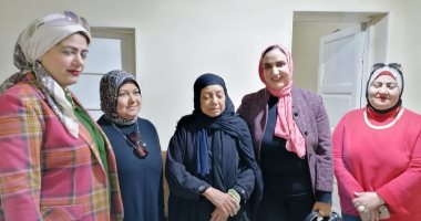 الدكتورة منى عثمان وكيلة وزارة الشباب بالفيوم تكرم أمهات الشهداء في عيد الأم