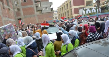 ممر شرفى وسط زغاريد الطالبات بكفر الشيخ لتوديع مديرة مدرسة قضت بها 14 سنة.. فيديو