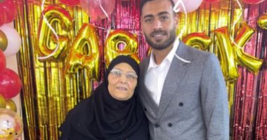 محمد أبو جبل يحتفل بعيد الأم بصورة مع والدته