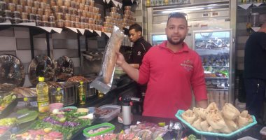 المهندس الفسخانى.. شغل دماغه وطور من نفسه وبيعمل سندوتشات فسيخ ورنجة بقنا..لايف