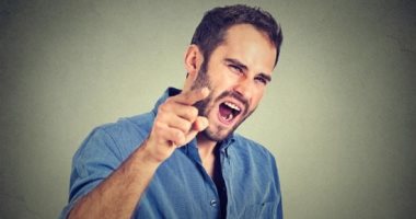 6 علامات خفية تدل على أنك تتعامل مع شخص عدوانى.. تجنبه قدر الإمكان