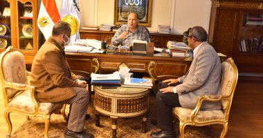 محافظ أسيوط: هيكلة الجهاز الإدارى بما يتماشى مع متطلبات العمل وتحسين الخدمة