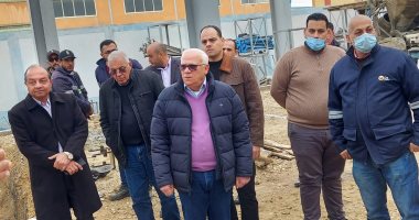محافظ بورسعيد يتابع أعمال إنشاء مصنع الأعلاف ويشيد بإنتاج مصنع الحلويات.. صور