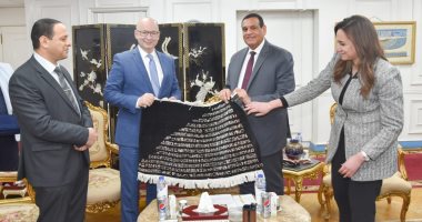 محافظ البحيرة يبحث مع سفير كندا التمكين الاقتصادى للمرأة.. صور