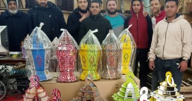 شاهد أكبر فانوس.. أحمد شاب شرقاوى يبدع فى تصميم فوانيس رمضان ويبيعها بأسعار مخفضة