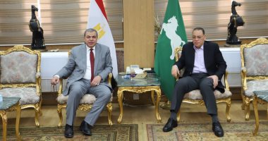 محافظ الشرقية يستقبل وزير القوي العاملة لتسليم 4649 وثيقة تأمين تكافلى 