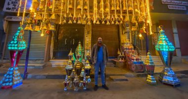 "منصور" صانع أطول فانوس رمضان بالأقصر.. والأسعار من 20 لـ400 جنيه.. صور