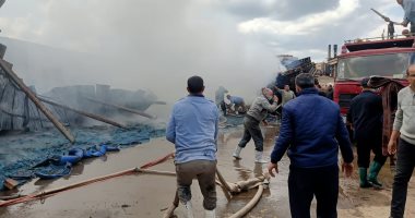 السيطرة على حريق هائل داخل مخزن بلاستيك وخردة بشركة غزل المحلة.. صور