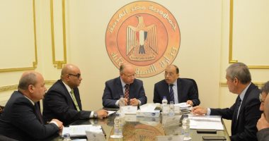 وزير التنمية المحلية يبحث مع محافظ القاهرة حل مشاكل شركات القابضة للتشييد 
