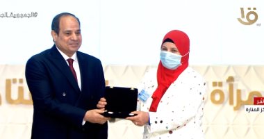 الرئيس السيسي يكرم نماذج مشرفة من السيدات فى حفل تكريم المرأة 