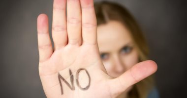 بلاش تحرجه .. إتيكيت رفض مساعدة الآخرين فى المواقف المختلفة 