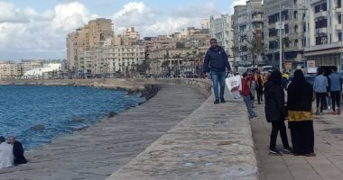 طقس الاسكندرية .. الشمس طالعة والإسكندرانية بيتصوروا سيلفى على الكورنيش.. لايف