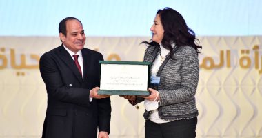 المكرمات فى احتفالية المرأة المصرية: فترة الرئيس السيسى ذهبية للمرأة المصرية.. فريدة الشوباشى: الرئيس غامر بحياته من أجل مصر.. لميس جابر: حديثه من القلب.. والسفيرة منى عمر تعليقا على التكريم: "خفت من الحسد" 