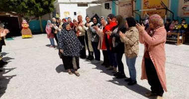 ممر شرفى بإحدى مدارس الإسكندرية لعاملة النظافة تكريما لها بعيد الأم
