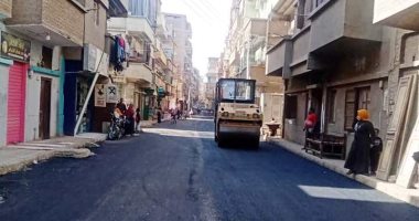 رصف شوارع أخميم والكوثر فى سوهاج ضمن خطة تطوير الطرق.. صور