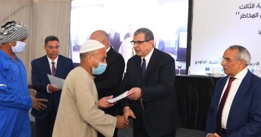 وزير القوى العاملة يسلم وثائق التأمين وعقود العمل للمستحقين من ذوى الهمم بقنا