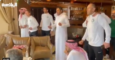 احتفالات جنونية في مقر منتخب السعودية بعد التأهل للمونديال.. فيديو