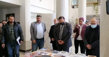أمين المجلس الأعلى للثقافة يفتتح معرض الكتاب المسرحى الأول .. صور