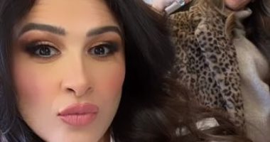 ياسمين عبد العزيز تجذب الأنظار بإطلالة الأبيض والأسود .. صور
