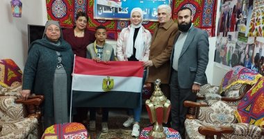 "الله محبة".. الدين مسيحي والقلب مصرى وبيحب رمضان.. ناجى بيعمل مائدة رحمن من 30 سنة.. بيعلق الزينة ويشارك المسلمين طقوس الفرحة بالشهر الكريم.. صور