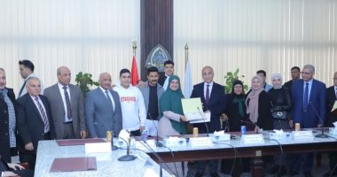 رئيس جامعة الزقازيق يكرم الأمهات المثاليات من الجهاز الإدارى والخدمات المعاونة