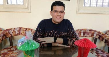 بورقة يصنع فانوس رمضان.. فنان "الأوريجامى" البورسعيدى يبدع باستخدام خامات البيئة
