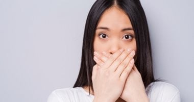 وصفات طبيعية للتخلص من رائحة الفم الكريهة..عشان تتكلم براحتك