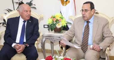 محافظ شمال سيناء يبحث مع نقيب المعلمين دعم معلمى المحافظة