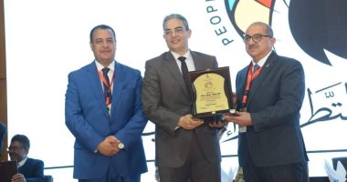 جامعة أسيوط تكرم نقيب الإعلاميين لدوره فى ضبط المشهد الإعلامى