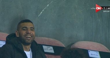 مؤمن زكريا وزوجته يدعمان المنتخب أمام السنغال باستاد القاهرة.. فيديو
