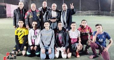 بث مباشر.. أهالى قرية الونش يدعمونه فى مباراة مصر والسنغال