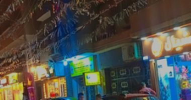 رمضان جانا.. "طارق" يشارك بزينة رمضان من شارع طه حسين بالمنيا