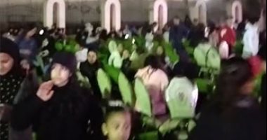فرحة مشجعى القليوبية بعد تقدم مصر بهدف في الشوط الأول بمباراة السنغال.. فيديو