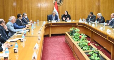 بحث مساهمة الغرف التجارية بنسبة 2.5% من مدخراتها في توفير شنطة رمضان