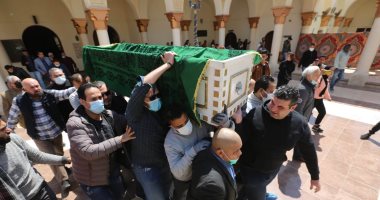 انتهاء صلاة الجنازة على الراحل أحمد حلاوة وتشييع جثمانه لمثواه الأخير..صور