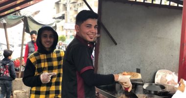 كفاح شاب.. محمد الحملى 18 سنة يعتمد على نفسه ويؤسس مشروع مطعم متنقل بالدقهلية.. عمل منذ طفولته فى أعمال البناء.. احترف الطهى بعد عمل دام أكثر من 6 سنوات.. ويؤكد: أحلم بافتتاح سلسلة مطاعم بكافة ربوع مصر.. فيديو